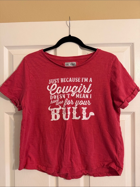 Las Vegas Caesars Entertainment Tops - Red Short Sleeve Graphic Cowgirl Western Tee Shirt